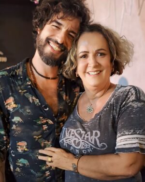 Érica Saraiva Instagram - Nesta segunda-feira (27), minha mami completou 75 anos com corpinho e cabeça de 50! 😝 Data cheia, sem pretensão de comemorações, mas tenho certeza que foi um dos aniversários mais comemorados que ela já teve! 🥳 Foi dizer que não iria fazer nada que todos mexeram seus pauzinhos pra homenageá-la, e ela pôde ver o quanto é amada! 🥰

A micareta começou na sexta, quando a convidei para o King Cobra 25 Anos, e ela foi com as amigas (pagando 😒). Teve direito a lounge, garrafa de whisky, balões, torta surpresa com fita e vela vulcão, abraço de @mendezz e aquele SHOWZAÇO! 🔥

No dia, propriamente, os primos @ivosassa, @pedro.saraiva.98 e Diego a convidaram pra almoçar e minha sobrinha @luavalente ofereceu um jantar com @daniliborio, que foi coisa de profissional. A cereja do bolo foi minha irmã @dianasaraivacc ligando do Canadá pra mostrar a casa nova e o netinho Chico! 😍

Depois ainda foi pra a farra! 😂 Tia @bete_marighella chamou uns amigos e ela foi pra a casa dela (onde dormiu) terminar de comemorar! Que beleeeeza, hein, mamis!

Que seja um ano de foco, força de vontade, alegrias, viagens, saúde, dinheiro no bolso e beijo na boca! 🤣

Te amo! 💝
Obrigada a todos que fizeram tudo isso acontecer e proporcionaram estes momentos pra ela! 🙏🏼💋