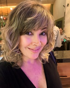 Érica Saraiva Instagram - Novo look! 💇🏼‍♀️💁🏼‍♀️ Fui fazer uma escova e decidi propor a franja, aí dei também uma repicada… Amei, @cabelosporjane (@salaohidratus)! Amei a resenha também, @karinaforgas! 🗣️ Pede desculpa a minha tia @anaforgas! 🫣😁

🗓️ Sei que ainda estamos em abril, mas minha cabeça já está no segundo semestre! 🚀 Muita coisa pela frente, muitos desafios pessoais, profissionais… Sempre com muita consciência, leveza, intensidade, foco, preparação, capacitação, networking, trabalho, humildade e ética, vou descobrindo meu próprio caminho, e vou fazendo as coisas do meu jeito, no meu tempo, baseada no que acredito, traçando uma trajetória que imprime a minha personalidade e o propósito da minha empresa de democratizar o acesso à música e os artistas e o palco, construindo pontes. Seja na comunicação ou na produção.

Vamos que tudo é possível! Obrigada a todo mundo que colou e com certeza faz parte disso! 🙏🏼 OBRIGADA.
