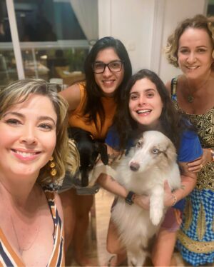 Érica Saraiva Instagram - Nesta segunda-feira (27), minha mami completou 75 anos com corpinho e cabeça de 50! 😝 Data cheia, sem pretensão de comemorações, mas tenho certeza que foi um dos aniversários mais comemorados que ela já teve! 🥳 Foi dizer que não iria fazer nada que todos mexeram seus pauzinhos pra homenageá-la, e ela pôde ver o quanto é amada! 🥰

A micareta começou na sexta, quando a convidei para o King Cobra 25 Anos, e ela foi com as amigas (pagando 😒). Teve direito a lounge, garrafa de whisky, balões, torta surpresa com fita e vela vulcão, abraço de @mendezz e aquele SHOWZAÇO! 🔥

No dia, propriamente, os primos @ivosassa, @pedro.saraiva.98 e Diego a convidaram pra almoçar e minha sobrinha @luavalente ofereceu um jantar com @daniliborio, que foi coisa de profissional. A cereja do bolo foi minha irmã @dianasaraivacc ligando do Canadá pra mostrar a casa nova e o netinho Chico! 😍

Depois ainda foi pra a farra! 😂 Tia @bete_marighella chamou uns amigos e ela foi pra a casa dela (onde dormiu) terminar de comemorar! Que beleeeeza, hein, mamis!

Que seja um ano de foco, força de vontade, alegrias, viagens, saúde, dinheiro no bolso e beijo na boca! 🤣

Te amo! 💝
Obrigada a todos que fizeram tudo isso acontecer e proporcionaram estes momentos pra ela! 🙏🏼💋