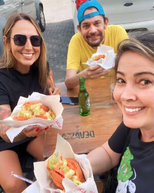 Érica Saraiva Instagram - DUNADA… paramos para comer um acarajé no caminho! 🤣 Foi mais forte do que a gente e o banho de baianidade de @anamoscato tinha que ser completo porque sou dessas! 🛀 Parece que ela tá aqui há pelo menos um mês!