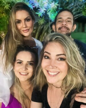 Érica Saraiva Instagram - Agradeço, literalmente, todos os dias, pelo meu ritmo de trabalho cada vez mais intenso, fluido e prazeroso, com a certeza de que a colheita é certeira e está próxima. Ai a gente vicia porque ela está internalizada, sabe? Vem aí mais uma semana incrível e de novidades, e eu tinha que me preparar no fim de semana… Mas hoje tb é o aniversário desses dois queridos do meu coração! 🩵

Além de pessoas maravilhosas, @rickcal_ e @rafacal_ são duas pérolas do showbiz baiano! Mais do que apenas empresários do entretenimento, são produtores! O propósito não é o glamour… É a entrega! Possuem muita influência no mercado, mas conquistada com muito trabalho. Sabem o que realmente importa, e imprimem muita verdade e amor em tudo o que fazem.

“Meninos” (rs), parabéns pelos 40 anos! Sintam orgulho dessa trajetória linda de realizações, através da qual também fizeram grandes amizades e inspiraram muita gente! Sou muito fã de vocês, e desejo muita saúde e um ano repleto de projetos inovadores e de sucesso, como só a @oquei_entretenimento sabe fazer! ✨ PARABÉNS! 🎉

O aniversário de vocês foi DEMAIS! 🩷