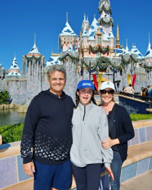 Erica Shaffer Instagram - 🎠❤️🎊🧚‍♀️🦋 #happyholidays 🍁🍂 @disneyland ✨