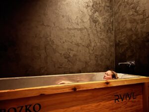 Erica Shaffer Instagram - @rvivl.co #fitnessrecovery #coldplunge ✨#icebath ✨one of the best decisions I've made for my health ✨#healthylifestyle #moodbooster #wimhofmethod ✨