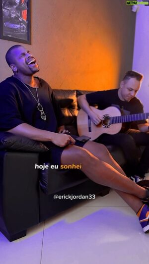 Erick Jordan Instagram - Hoje eu sonhei com você, 
Saudade me faz sofrer 🎶 

Fazendo um som com o @juninhoalbuquerque em casa! Gostaram!? ♥️

#erickjordan #pagode #samba #acustico #reels #letras #status