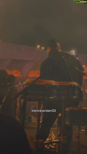 Erick Jordan Instagram - Que Noite inesquecível vai ficar gravada na minha história, quem é pagodeiro sabe a importância do @sambarecifeoficial , como sempre incrível @augustoacioli 👏🏾👏🏾👏🏾👏🏾… Poder estar entre pessoas que eu tanto admiro, e ter a oportunidade de cantar com esse grande artista e parceiro.. @mumuzinho obrigado por tudo, juntos. 🙏🏾👊🏾❤️

#erickjordan #pagode #samba #mumuzinho #sambarecife