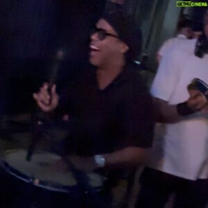 Erick Jordan Instagram - Você sabe que o rolê foi bom quando você termina a noite tocando com o 🧙‍♂️🫶🏾 

Que honra @ronaldinho muito obrigado pelo carinho! 🙏🏾

#erickjordan #pagode #samba #ronaldinho