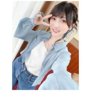 Erii Yamazaki Instagram - ㅤㅤㅤㅤㅤㅤㅤㅤㅤㅤㅤㅤㅤㅤㅤㅤㅤㅤㅤㅤㅤㅤㅤㅤㅤㅤㅤㅤㅤㅤㅤㅤㅤㅤㅤㅤㅤㅤㅤㅤㅤㅤㅤㅤㅤㅤㅤㅤㅤㅤㅤㅤ
珍しくスタイリッシュな衣装🕺

なのですが、

こっそり髪に
リボンをつけていただいております🎀

いつもおしゃれにしてくれる
メイクさんありがとう〜☺️💞

あとカッコいいポーズが思い浮かばなくて
ピース率高めです。笑

#デニム
#カチモリ
#Letstakeawalk
#山崎エリイ
#Erii
