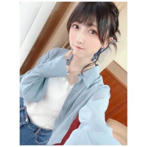 Erii Yamazaki Instagram - ㅤㅤㅤㅤㅤㅤㅤㅤㅤㅤㅤㅤㅤㅤㅤㅤㅤㅤㅤㅤㅤㅤㅤㅤㅤㅤㅤㅤㅤㅤㅤㅤㅤㅤㅤㅤㅤㅤㅤㅤㅤㅤㅤㅤㅤㅤㅤㅤㅤㅤㅤㅤ
珍しくスタイリッシュな衣装🕺

なのですが、

こっそり髪に
リボンをつけていただいております🎀

いつもおしゃれにしてくれる
メイクさんありがとう〜☺️💞

あとカッコいいポーズが思い浮かばなくて
ピース率高めです。笑

#デニム
#カチモリ
#Letstakeawalk
#山崎エリイ
#Erii