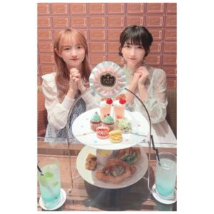 Erii Yamazaki Instagram - ㅤㅤㅤㅤㅤㅤㅤㅤㅤㅤㅤㅤㅤㅤㅤㅤㅤㅤㅤㅤㅤㅤㅤㅤㅤㅤㅤㅤㅤㅤㅤㅤㅤㅤㅤㅤㅤㅤㅤㅤㅤㅤㅤㅤㅤㅤㅤㅤㅤㅤㅤㅤㅤㅤㅤㅤㅤㅤㅤㅤㅤㅤㅤㅤㅤ
みにゃみちゃんと
チョコミントアフタヌーンティーへ🫖

私たちの好きなチョコミントが主役のメニューを
Q-pot cafeさんが期間限定で開催していて
みにゃみちゃんが誘ってくれたんです〜🍫

私は初めてのQ-pot cafeさんだったのですが
店内も店員さんも可愛いでいっぱい🎀

そしてお料理も美味しくて
何から何までしあわせ空間でした🍽️

沢山お喋りした〜！

楽しかった〜！！

あと帰り際に
アフタヌーンティーのお土産クッキー缶を
いただいたのですが

どれどれ...と中身を確認したら
Ci LUSのグッズみたいなデザインの缶が登場💫

2人同じタイミングで
『ええぇぇえ！？！？』ってびっくりして、

お互いリアクションが揃った事に更にびっくりして、

笑いが止まりませんでした...😂😂🍋

年々ふとした時の言動が似てきている気がする笑💭

私にとって大好きで憧れなかわい子ちゃんは
ずっと変わらず美海ちゃんだけなんだろうなぁ

仲良しになってくれてありがとう🥰

#Qpotcafe
#t7s
#CitLUS
#田中美海 ちゃん
#山崎エリイ
#Erii