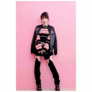 Erii Yamazaki Instagram - ㅤㅤㅤㅤㅤㅤㅤㅤㅤㅤㅤㅤㅤㅤㅤㅤㅤㅤㅤㅤㅤㅤㅤㅤㅤㅤㅤㅤㅤㅤㅤㅤㅤㅤㅤㅤㅤㅤㅤㅤㅤㅤㅤㅤㅤㅤㅤㅤㅤㅤㅤㅤ
スカジャン🐉

龍モチーフの髪型と
ばちばちごつごつシルバーアクセサリーが新鮮！

おしゃれにしていただいてウキウキでした🥁

撮影中カッコつけに耐えられなくなって、

不意のすしざんまい。

#辰年
#スカジャン
#グッズ撮影
#オフショット
#まだエリ
#山崎エリイ
#Erii