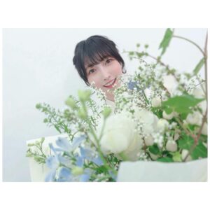 Erii Yamazaki Instagram - ㅤㅤㅤㅤㅤㅤㅤㅤㅤㅤㅤㅤㅤㅤㅤㅤㅤㅤㅤㅤㅤㅤㅤㅤㅤㅤㅤㅤㅤㅤㅤㅤㅤㅤㅤㅤㅤㅤㅤㅤㅤㅤㅤㅤㅤㅤㅤㅤㅤㅤㅤㅤㅤㅤㅤㅤㅤㅤㅤㅤㅤㅤㅤㅤㅤㅤㅤㅤㅤㅤㅤㅤㅤㅤㅤㅤㅤㅤ

3年8ヶ月のMC修行を卒業しました！🎓

達成感...😭✨

毎回魅力的なキャラクターやトークで
場を盛り上げてくださった
ゲストMCさん達にアドバイスをいただき

時には挫けそうになりつつも
視聴者さんのメールやコメントに
励まされながら試行錯誤をした結果、

人前でお話する事への恐怖心が無くなり
失敗もハプニングも笑えるくらい
楽観的に捉えられるようになりました。

きっとこの番組が無かったら
"お喋り＝楽しい"という想いと出会うのは
もっと先だったんじゃないかなと思います💭

そして不得意なものでも
努力しようと思う気持ちさえあれば
変わる事ができるということを
身をもって感じました。

これもひとえに
斬新な企画を形にしてサポートしてくださった
スタッフさん達のおかげ！

敵なのか味方なのかわからない笑
優しくて容赦のない
愉快なスタッフさん達だったからこそ、
MC育成型バラエティというテーマを
貫くことができました💡

『ゲスト山崎エリイ』は最終回を迎えましたが
ここで得た学びを忘れず
まだまだな所も含めて
これからも磨いていきたいと思います📝

本当にありがとうございました〜！！

♢°♢°♢°♢°♢°♢°♢°♢°♢°♢°♢°♢°♢

エンディングの時に
大好きな色でまとめられた素敵な花束を
サプライズでいただいたり、

楽屋で薔薇の可愛すぎるカップケーキを
スタッフさん達からいただいて...

幸せを沢山抱えてお家に帰りました☺️🏠

#ゲスト山崎エリイ
#まだエリ
#山崎エリイ
#Erii