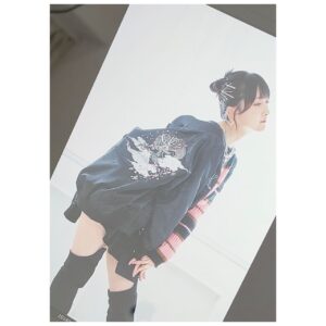 Erii Yamazaki Instagram - ㅤㅤㅤㅤㅤㅤㅤㅤㅤㅤㅤㅤㅤㅤㅤㅤㅤㅤㅤㅤㅤㅤㅤㅤㅤㅤㅤㅤㅤㅤㅤㅤㅤㅤㅤㅤㅤㅤㅤㅤㅤㅤㅤㅤㅤㅤㅤㅤㅤㅤㅤㅤ
スカジャン🐉

龍モチーフの髪型と
ばちばちごつごつシルバーアクセサリーが新鮮！

おしゃれにしていただいてウキウキでした🥁

撮影中カッコつけに耐えられなくなって、

不意のすしざんまい。

#辰年
#スカジャン
#グッズ撮影
#オフショット
#まだエリ
#山崎エリイ
#Erii
