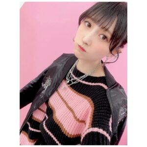Erii Yamazaki Instagram - ㅤㅤㅤㅤㅤㅤㅤㅤㅤㅤㅤㅤㅤㅤㅤㅤㅤㅤㅤㅤㅤㅤㅤㅤㅤㅤㅤㅤㅤㅤㅤㅤㅤㅤㅤㅤㅤㅤㅤㅤㅤㅤㅤㅤㅤㅤㅤㅤㅤㅤㅤㅤ
スカジャン🐉

龍モチーフの髪型と
ばちばちごつごつシルバーアクセサリーが新鮮！

おしゃれにしていただいてウキウキでした🥁

撮影中カッコつけに耐えられなくなって、

不意のすしざんまい。

#辰年
#スカジャン
#グッズ撮影
#オフショット
#まだエリ
#山崎エリイ
#Erii