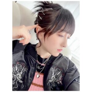 Erii Yamazaki Instagram - ㅤㅤㅤㅤㅤㅤㅤㅤㅤㅤㅤㅤㅤㅤㅤㅤㅤㅤㅤㅤㅤㅤㅤㅤㅤㅤㅤㅤㅤㅤㅤㅤㅤㅤㅤㅤㅤㅤㅤㅤㅤㅤㅤㅤㅤㅤㅤㅤㅤㅤㅤㅤ
スカジャン🐉

龍モチーフの髪型と
ばちばちごつごつシルバーアクセサリーが新鮮！

おしゃれにしていただいてウキウキでした🥁

撮影中カッコつけに耐えられなくなって、

不意のすしざんまい。

#辰年
#スカジャン
#グッズ撮影
#オフショット
#まだエリ
#山崎エリイ
#Erii