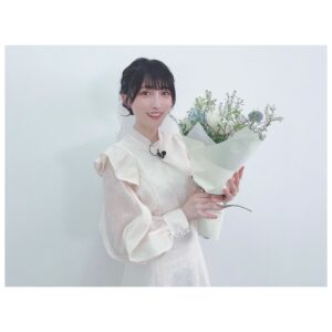 Erii Yamazaki Instagram - ㅤㅤㅤㅤㅤㅤㅤㅤㅤㅤㅤㅤㅤㅤㅤㅤㅤㅤㅤㅤㅤㅤㅤㅤㅤㅤㅤㅤㅤㅤㅤㅤㅤㅤㅤㅤㅤㅤㅤㅤㅤㅤㅤㅤㅤㅤㅤㅤㅤㅤㅤㅤㅤㅤㅤㅤㅤㅤㅤㅤㅤㅤㅤㅤㅤㅤㅤㅤㅤㅤㅤㅤㅤㅤㅤㅤㅤㅤ

3年8ヶ月のMC修行を卒業しました！🎓

達成感...😭✨

毎回魅力的なキャラクターやトークで
場を盛り上げてくださった
ゲストMCさん達にアドバイスをいただき

時には挫けそうになりつつも
視聴者さんのメールやコメントに
励まされながら試行錯誤をした結果、

人前でお話する事への恐怖心が無くなり
失敗もハプニングも笑えるくらい
楽観的に捉えられるようになりました。

きっとこの番組が無かったら
"お喋り＝楽しい"という想いと出会うのは
もっと先だったんじゃないかなと思います💭

そして不得意なものでも
努力しようと思う気持ちさえあれば
変わる事ができるということを
身をもって感じました。

これもひとえに
斬新な企画を形にしてサポートしてくださった
スタッフさん達のおかげ！

敵なのか味方なのかわからない笑
優しくて容赦のない
愉快なスタッフさん達だったからこそ、
MC育成型バラエティというテーマを
貫くことができました💡

『ゲスト山崎エリイ』は最終回を迎えましたが
ここで得た学びを忘れず
まだまだな所も含めて
これからも磨いていきたいと思います📝

本当にありがとうございました〜！！

♢°♢°♢°♢°♢°♢°♢°♢°♢°♢°♢°♢°♢

エンディングの時に
大好きな色でまとめられた素敵な花束を
サプライズでいただいたり、

楽屋で薔薇の可愛すぎるカップケーキを
スタッフさん達からいただいて...

幸せを沢山抱えてお家に帰りました☺️🏠

#ゲスト山崎エリイ
#まだエリ
#山崎エリイ
#Erii