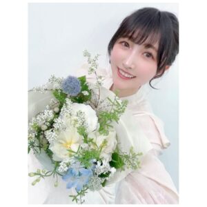 Erii Yamazaki Instagram - ㅤㅤㅤㅤㅤㅤㅤㅤㅤㅤㅤㅤㅤㅤㅤㅤㅤㅤㅤㅤㅤㅤㅤㅤㅤㅤㅤㅤㅤㅤㅤㅤㅤㅤㅤㅤㅤㅤㅤㅤㅤㅤㅤㅤㅤㅤㅤㅤㅤㅤㅤㅤㅤㅤㅤㅤㅤㅤㅤㅤㅤㅤㅤㅤㅤㅤㅤㅤㅤㅤㅤㅤㅤㅤㅤㅤㅤㅤ

3年8ヶ月のMC修行を卒業しました！🎓

達成感...😭✨

毎回魅力的なキャラクターやトークで
場を盛り上げてくださった
ゲストMCさん達にアドバイスをいただき

時には挫けそうになりつつも
視聴者さんのメールやコメントに
励まされながら試行錯誤をした結果、

人前でお話する事への恐怖心が無くなり
失敗もハプニングも笑えるくらい
楽観的に捉えられるようになりました。

きっとこの番組が無かったら
"お喋り＝楽しい"という想いと出会うのは
もっと先だったんじゃないかなと思います💭

そして不得意なものでも
努力しようと思う気持ちさえあれば
変わる事ができるということを
身をもって感じました。

これもひとえに
斬新な企画を形にしてサポートしてくださった
スタッフさん達のおかげ！

敵なのか味方なのかわからない笑
優しくて容赦のない
愉快なスタッフさん達だったからこそ、
MC育成型バラエティというテーマを
貫くことができました💡

『ゲスト山崎エリイ』は最終回を迎えましたが
ここで得た学びを忘れず
まだまだな所も含めて
これからも磨いていきたいと思います📝

本当にありがとうございました〜！！

♢°♢°♢°♢°♢°♢°♢°♢°♢°♢°♢°♢°♢

エンディングの時に
大好きな色でまとめられた素敵な花束を
サプライズでいただいたり、

楽屋で薔薇の可愛すぎるカップケーキを
スタッフさん達からいただいて...

幸せを沢山抱えてお家に帰りました☺️🏠

#ゲスト山崎エリイ
#まだエリ
#山崎エリイ
#Erii
