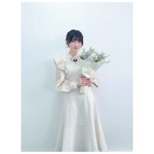 Erii Yamazaki Instagram - ㅤㅤㅤㅤㅤㅤㅤㅤㅤㅤㅤㅤㅤㅤㅤㅤㅤㅤㅤㅤㅤㅤㅤㅤㅤㅤㅤㅤㅤㅤㅤㅤㅤㅤㅤㅤㅤㅤㅤㅤㅤㅤㅤㅤㅤㅤㅤㅤㅤㅤㅤㅤㅤㅤㅤㅤㅤㅤㅤㅤㅤㅤㅤㅤㅤㅤㅤㅤㅤㅤㅤㅤㅤㅤㅤㅤㅤㅤ

3年8ヶ月のMC修行を卒業しました！🎓

達成感...😭✨

毎回魅力的なキャラクターやトークで
場を盛り上げてくださった
ゲストMCさん達にアドバイスをいただき

時には挫けそうになりつつも
視聴者さんのメールやコメントに
励まされながら試行錯誤をした結果、

人前でお話する事への恐怖心が無くなり
失敗もハプニングも笑えるくらい
楽観的に捉えられるようになりました。

きっとこの番組が無かったら
"お喋り＝楽しい"という想いと出会うのは
もっと先だったんじゃないかなと思います💭

そして不得意なものでも
努力しようと思う気持ちさえあれば
変わる事ができるということを
身をもって感じました。

これもひとえに
斬新な企画を形にしてサポートしてくださった
スタッフさん達のおかげ！

敵なのか味方なのかわからない笑
優しくて容赦のない
愉快なスタッフさん達だったからこそ、
MC育成型バラエティというテーマを
貫くことができました💡

『ゲスト山崎エリイ』は最終回を迎えましたが
ここで得た学びを忘れず
まだまだな所も含めて
これからも磨いていきたいと思います📝

本当にありがとうございました〜！！

♢°♢°♢°♢°♢°♢°♢°♢°♢°♢°♢°♢°♢

エンディングの時に
大好きな色でまとめられた素敵な花束を
サプライズでいただいたり、

楽屋で薔薇の可愛すぎるカップケーキを
スタッフさん達からいただいて...

幸せを沢山抱えてお家に帰りました☺️🏠

#ゲスト山崎エリイ
#まだエリ
#山崎エリイ
#Erii