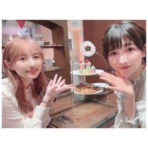 Erii Yamazaki Instagram - ㅤㅤㅤㅤㅤㅤㅤㅤㅤㅤㅤㅤㅤㅤㅤㅤㅤㅤㅤㅤㅤㅤㅤㅤㅤㅤㅤㅤㅤㅤㅤㅤㅤㅤㅤㅤㅤㅤㅤㅤㅤㅤㅤㅤㅤㅤㅤㅤㅤㅤㅤㅤㅤㅤㅤㅤㅤㅤㅤㅤㅤㅤㅤㅤㅤ
みにゃみちゃんと
チョコミントアフタヌーンティーへ🫖

私たちの好きなチョコミントが主役のメニューを
Q-pot cafeさんが期間限定で開催していて
みにゃみちゃんが誘ってくれたんです〜🍫

私は初めてのQ-pot cafeさんだったのですが
店内も店員さんも可愛いでいっぱい🎀

そしてお料理も美味しくて
何から何までしあわせ空間でした🍽️

沢山お喋りした〜！

楽しかった〜！！

あと帰り際に
アフタヌーンティーのお土産クッキー缶を
いただいたのですが

どれどれ...と中身を確認したら
Ci LUSのグッズみたいなデザインの缶が登場💫

2人同じタイミングで
『ええぇぇえ！？！？』ってびっくりして、

お互いリアクションが揃った事に更にびっくりして、

笑いが止まりませんでした...😂😂🍋

年々ふとした時の言動が似てきている気がする笑💭

私にとって大好きで憧れなかわい子ちゃんは
ずっと変わらず美海ちゃんだけなんだろうなぁ

仲良しになってくれてありがとう🥰

#Qpotcafe
#t7s
#CitLUS
#田中美海 ちゃん
#山崎エリイ
#Erii