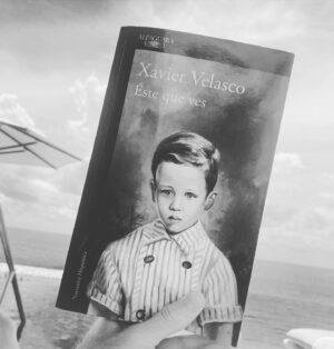 Erik Hayser Instagram - Gracias por regalarnos este libro @equisvelasco Un regalo a futuro para Liam que tuve a bien robar para hacerlo mío. Gracias por el retrato que también se convirtió en espejo. 

"La infancia es una vida tan extensa que la gente la olvida con tal de no tener que llevarla a cuestas".

Por un placer casi masoquista, yo también me niego a permitirme el olvido… 

Pongo esto por aquí, de esta manera…. para que esta realidad alternativa llamada IG invite a que más personas conozcan tu obra. 

Saludos.