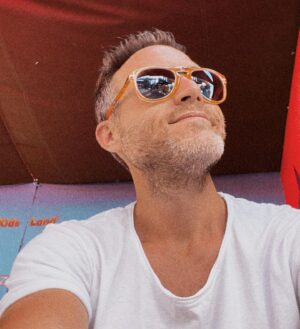 Erik Hayser Instagram - Sonríe… después encontramos los motivos.