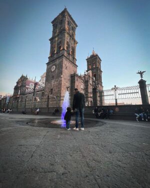 Erik Hayser Instagram - No puedo dibujarte un mapa, ni predecir lo que el destino tiene preparado para ti. También sé que no puedo llenar tu vida de felicidad… pero tengo la esperanza de que podré preparar el terreno para que puedas elegir todo aquello que te haga feliz. Intentaré dotarte de herramientas para que puedas sortear cada uno de los retos que se te presenten. Deseo que los días te llenen de aprendizaje y los momentos difíciles sean llevaderos. Que tus lagrimas se conviertan en experiencias y que entiendas que cada día tenemos la oportunidad de comenzar de nuevo y reinventarnos. Que casi nunca es tarde para nada… Que el tiempo es tu mejor aliado y que el mañana siempre trae esperanza. Deseo que aprendas a amarte profundamente y que siempre seas tu mejor amigo. Que comprendas que el amor mueve al mundo y que vale toda la pena amar intensamente. Que seas siempre tu mismo y que nada ni nadie dicte la dirección de tus pasos. Que sea tu intuición tu brújula y tu norte. Que entiendas que cuando sueñas, estás a unos pasos de comenzar a crear.

Quiero ser el mejor ser humano para poder seguir siendo tu ejemplo. Y que los días nos encuentren construyendo miles de instantes de la mano. Como compañeros de vida, como padre e hijo, como amigos, como maestros y alumnos; pero sobre todo, disfrutando como hasta hoy el estar juntos. Que un día tus alas sean muy fuertes y puedas volar en plena libertad. Gracias por hacerme sentir tan agradecido y tan afortunado del privilegio de ser tu papá. 

Escribo estas letras con la esperanza de que en unos años llegues a ellas y recuerdes estas semanas en las que recorrimos nuestro Mexico, acompañando con mucho orgullo el sueño de mamá. 

Papá 

(Domingo 5 de Febrero, 2023, Puebla, México)