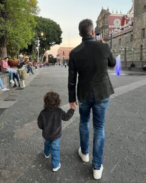 Erik Hayser Instagram - No puedo dibujarte un mapa, ni predecir lo que el destino tiene preparado para ti. También sé que no puedo llenar tu vida de felicidad… pero tengo la esperanza de que podré preparar el terreno para que puedas elegir todo aquello que te haga feliz. Intentaré dotarte de herramientas para que puedas sortear cada uno de los retos que se te presenten. Deseo que los días te llenen de aprendizaje y los momentos difíciles sean llevaderos. Que tus lagrimas se conviertan en experiencias y que entiendas que cada día tenemos la oportunidad de comenzar de nuevo y reinventarnos. Que casi nunca es tarde para nada… Que el tiempo es tu mejor aliado y que el mañana siempre trae esperanza. Deseo que aprendas a amarte profundamente y que siempre seas tu mejor amigo. Que comprendas que el amor mueve al mundo y que vale toda la pena amar intensamente. Que seas siempre tu mismo y que nada ni nadie dicte la dirección de tus pasos. Que sea tu intuición tu brújula y tu norte. Que entiendas que cuando sueñas, estás a unos pasos de comenzar a crear.

Quiero ser el mejor ser humano para poder seguir siendo tu ejemplo. Y que los días nos encuentren construyendo miles de instantes de la mano. Como compañeros de vida, como padre e hijo, como amigos, como maestros y alumnos; pero sobre todo, disfrutando como hasta hoy el estar juntos. Que un día tus alas sean muy fuertes y puedas volar en plena libertad. Gracias por hacerme sentir tan agradecido y tan afortunado del privilegio de ser tu papá. 

Escribo estas letras con la esperanza de que en unos años llegues a ellas y recuerdes estas semanas en las que recorrimos nuestro Mexico, acompañando con mucho orgullo el sueño de mamá. 

Papá 

(Domingo 5 de Febrero, 2023, Puebla, México)