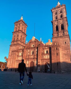 Erik Hayser Instagram - No puedo dibujarte un mapa, ni predecir lo que el destino tiene preparado para ti. También sé que no puedo llenar tu vida de felicidad… pero tengo la esperanza de que podré preparar el terreno para que puedas elegir todo aquello que te haga feliz. Intentaré dotarte de herramientas para que puedas sortear cada uno de los retos que se te presenten. Deseo que los días te llenen de aprendizaje y los momentos difíciles sean llevaderos. Que tus lagrimas se conviertan en experiencias y que entiendas que cada día tenemos la oportunidad de comenzar de nuevo y reinventarnos. Que casi nunca es tarde para nada… Que el tiempo es tu mejor aliado y que el mañana siempre trae esperanza. Deseo que aprendas a amarte profundamente y que siempre seas tu mejor amigo. Que comprendas que el amor mueve al mundo y que vale toda la pena amar intensamente. Que seas siempre tu mismo y que nada ni nadie dicte la dirección de tus pasos. Que sea tu intuición tu brújula y tu norte. Que entiendas que cuando sueñas, estás a unos pasos de comenzar a crear.

Quiero ser el mejor ser humano para poder seguir siendo tu ejemplo. Y que los días nos encuentren construyendo miles de instantes de la mano. Como compañeros de vida, como padre e hijo, como amigos, como maestros y alumnos; pero sobre todo, disfrutando como hasta hoy el estar juntos. Que un día tus alas sean muy fuertes y puedas volar en plena libertad. Gracias por hacerme sentir tan agradecido y tan afortunado del privilegio de ser tu papá. 

Escribo estas letras con la esperanza de que en unos años llegues a ellas y recuerdes estas semanas en las que recorrimos nuestro Mexico, acompañando con mucho orgullo el sueño de mamá. 

Papá 

(Domingo 5 de Febrero, 2023, Puebla, México)