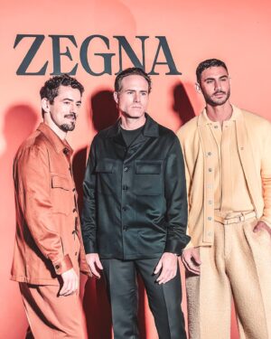 Erik Hayser Instagram - Gran noche ayer en la cena de @zegnaofficial inspirada en el camino 232 del Oasi Zegna.

Que gusto haber coincidido con ustedes @alejandrospeitzer @luisgerardom !

Gracias @denisse_fc @alevelasco @gonsanchez por sus atenciones y por haber creado una noche inolvidable. Es admirable el cuidado y la dedicación que ponen en cada una de las cosas que hacen. Gracias por haber juntado a personas tan increíbles en una misma mesa. 

Gracias @jorgeviladoms por tu arte. Un gusto enorme conocerte! Fue un privilegio escucharte en vivo. 

Gracias por todo @anacarime @rodrigoluna18 @colourstalent