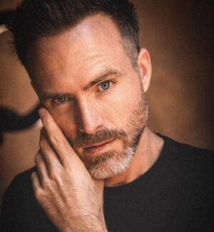 Erik Hayser Instagram - Cada vez que subo un retrato hago el intento por recordar lo que fui en ese instante, lo que era… a veces me cuesta tenerlo presente o incluso reconocerme. El tiempo pasa rápidamente… se va sin avisar. Y me alegra saberme otro y creer que de alguna manera soy mejor que aquel que estuvo en esa foto.
