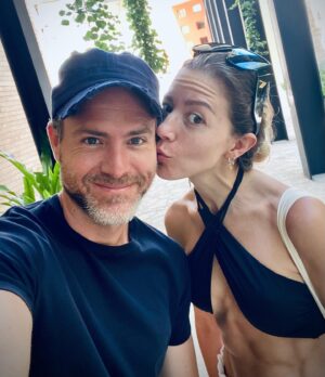 Erik Hayser Instagram - Gracias @lacasadelaplaya por recibirnos con tanto cariño y por hacer de cada día con ustedes un instante inolvidable. Gracias por ser parte de nuestra vida e historia! 

Gracias amor @fernandacga por ser la mujer que eres y por ser una compañera de vida extraordinaria. 

Gracias querido @marcopolocc por tu generosidad, cariño y por cada una de tus atenciones. Un fuerte abrazo!