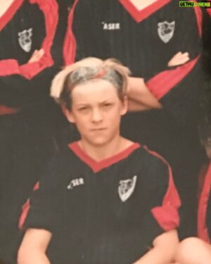 Erik Johansson Instagram - UNDRA varför man inte blev fotbollsproffs när det enda man egentligen brydde sig om med fotbollen och Gothia Cup va att tjejjerna i Enskede IK:s F-78 skulle lägga märke till ens Liam Norberg-page å perfektionistiskt vikta snusnäsduks-BANDANA #porslinslirare #tbt