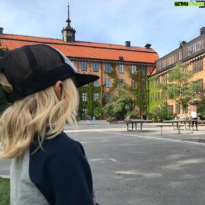 Erik Johansson Instagram - Min plutts första skoldag känns som mitt hjärta e gjort av bara maräng å blod tänk att få känna kärlek så här starkt