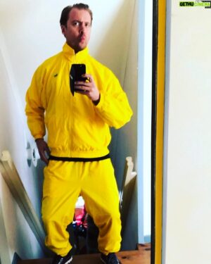 Erik Johansson Instagram - Nu blir det 5 patetiskt långsamma km längs havet i farsans gamla psykos-gula Lacoste från -92 #gladpåsk #psykosgul #psykos