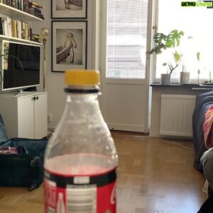 Erik Johansson Instagram - SVART BÄLTE
 i att ha sönder mobilskärmar under idiotiska omständigheter. Hårfin gräns mellan vad som är egentid och vad som är ensamhet. Hilfe.