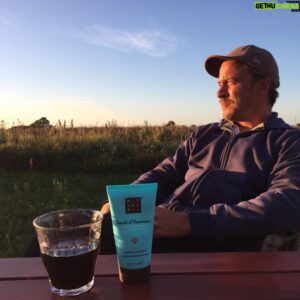 Erik Johansson Instagram - Ensamkvällar på Sudret. Ett sämre vin, en bättre mjukgörande lotion. #grunk