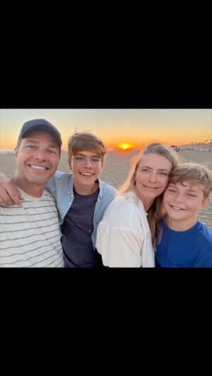 Erik Marmo Instagram - @marmofamily #photoshoot in just another beautiful day in SoCal! ☀️ #sunset #california #lifestyle // Trabalho em família em mais um lindo dia aqui no sul da Califórnia! 🙌