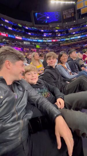 Erik Marmo Instagram - Os Marmos são pé-quente! 🍀 Mais uma vitória dos Lakers, dessa vez contra o Phoenix Suns. Sempre uma baita experiência ver o jogo assim de perto! 🏀 #nba #lakers Another great game we were lucky to see from very close! Our records are pretty good, I only remember winning games over there. 💪 Let’s go @lakers !!! Final score 👉 121 x 107 #losangeleslakers #onthewaytotheplayoffs