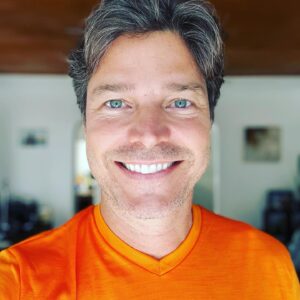 Erik Marmo Instagram - Just a smiley picture to remind you to smile no matter what. Let’s keep it up and going. Só uma foto sorrindo pra te lembrar que podemos manter o sorriso, independente de qualquer coisa. Vamo que vamo!