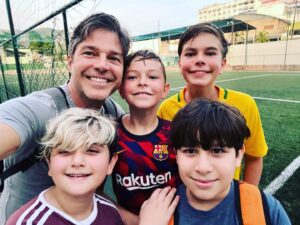 Erik Marmo Instagram - Primeiro grupo que chegou pra comemorar meu aniversário ontem no clube do meu amigo @tonynery1 Teve churrasco, música e bastante futebol pra molecada. Diversão para todos! Obrigado aos amigos que compareceram ou mandaram mensagens. Valeu Tony!!!