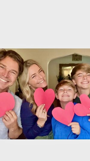 Erik Marmo Instagram - Happy Valentines to you who chooses to walk around only with the best people! 💕 Aqui nos EUA não tem dia dos namorados como no Brasil. O dia de São Valentim, que é celebrado hoje, é mais abrangente, não é somente para relações românticas. Vale celebrar com amigos, parentes ou qualquer pessoa que seja uma boa companhia! Quem é o seu “date” pra hoje? Os meus vocês já sabem! 😘