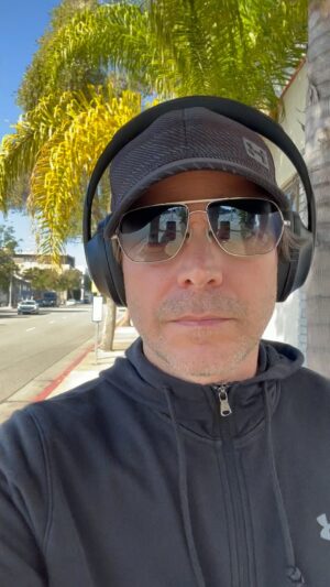 Erik Marmo Instagram - Walking in Santa Monica, CA. ☀️ Such a beautiful winter day! Andando em SM num lindo dia de inverno!