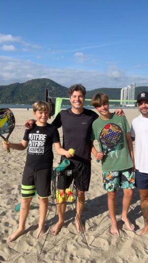 Erik Marmo Instagram - Hoje foi dia de #beachtennis com @danielmarmo09 e @nathanmarmo11 aqui na frente do prédio! 🇧🇷 Today we left soccer aside for a minute and practiced beach tennis. That was fun!
