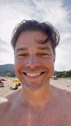 Erik Marmo Instagram - Mais uma volta ao redor do sol. 🙌🙏 Muita gratidão pela vida que tenho e muito amor pelas pessoas especias que causaram um impacto positivo nessa minha jornada até aqui. #aniversario One more time around the sun. #birthday Gratitude and love towards all the special people I know. Enjoying life at my beloved birth place Niteroi.