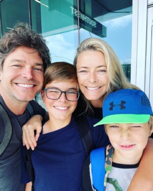 Erik Marmo Instagram - That happiness at the airport when you know you’re going to #Hawaii #springbreak #lax ✈️ A cara de felicidade no aeroporto, sabendo que o voo é pro Havaí! ☀️🌴🌈🍍🍺🏄‍♂️🏝