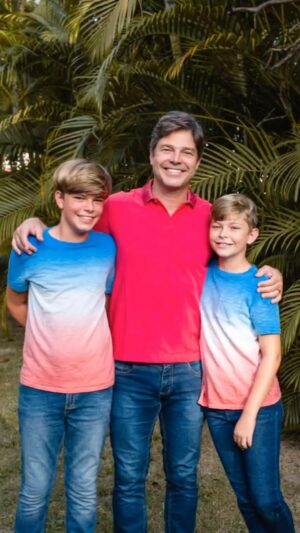 Erik Marmo Instagram - Today is Father’s Day in Brazil 🍀 Que sorte a minha ser pai desses dois meninos fantásticos!!! E todo o amor do mundo e gratidão ao meu pai! Feliz dia dos pais! Como foi bom passar as férias escolares no Brasil mais uma vez e estarmos juntos. #diadospais