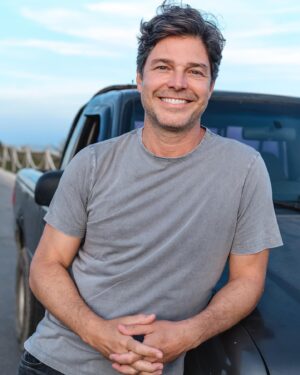 Erik Marmo Instagram - Eu com a caminhonete old style do meu pai. 📷 @mariaguiarfotos Me and my old man’s truck.