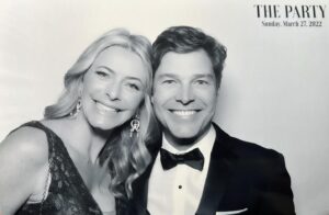 Erik Marmo Instagram - At The Party 2022 with my date @larissaburnier #oscars2022 Fazia tempo que a gente não dançava. 🕺💃