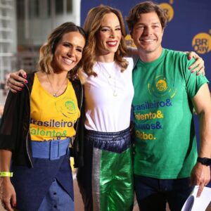 Erik Marmo Instagram - Nessa época do ano lembro do #brazilianday de NYC (nos tempos pré-pandemia) quando estive presente em várias edições. Em 2018 celebramos os 15 anos do #planetabrasil da @globointernacional que eu apresentava. Era muito bom subir no palco e se relacionar com 1 milhão de pessoas presentes. E ainda podia curtir os shows maravilhosos ali junto, no palco. Depois ainda ia tomar um chope no pub irlandês com a turma dos @osparalamas 🍺 Até cantei o refrão de “Do Seu Lado” com @jotaquest no ano anterior… Boas lembranças! Nas fotos estou com a super querida @aanafurtado e a animadíssima ex-colega de Planeta Brasil @fernandapontesoficial #throwback  Remembering some good times when I used to host a TV show and covered the biggest Brazilian party abroad, the BR Day in NYC. Such a powerful experience to relate on stage to over 1M people live there (plus some more millions watching on TV.) I could also enjoy great performances by top Brazilian and international artists, right there on stage. I even sang the chorus of a song with one band. And had some pints at an Irish Pub afterwards with the musicians of another band… Great memories!