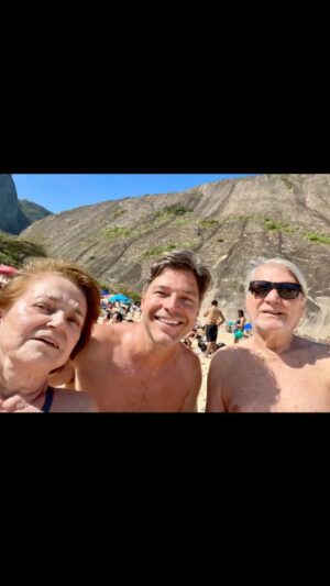 Erik Marmo Instagram - Últimos dias em Niterói, levei meus pais pra curtir Itacoatiara nesse clima incrível de inverno. 💕☀️⛱️ Sentimento de muita gratidão por viver um momento assim: de simplicidade na companhia do amor incondicional. // I feel so grateful and blessed for being able to be with my parents!