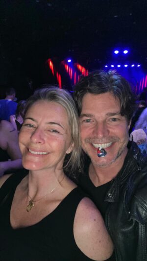 Erik Marmo Instagram - #verypunky Yes, he put a ban-aid and kept playing with his bloody finger! 🤘🤘 @hoodoogurus_official you are amazing!!! Simply loooooooved your show! ❤️ Emocionante poder ouvir ao vivo essas músicas épicas que marcaram uma época! Só clássicos que fizeram parte da minha adolescência e juventude! E no final o baixista jogou as palhetas e a gente acabou ficando com uma de recordação. 🤙🤙 #westhollywood #nightout “All the good times we had we’ll have again.”